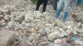 Kondisi Pantai Putih Doh setelah diterjang gelombang laut setinggi 3 meter dan mengancam pemukiman warga. Foto: Dedi Heryadi, Kabar Indonesia