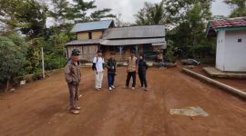 Kordiv HPPH Panwascam Kecamatan Kebun Tebu, Yuli Iwan Sosiawan melakukan patroli persiapan pemilu 2024 ke Talang Lebuay. Foto: Kristian Agusani, Kabar Indonesia