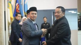 Pj. Bupati Lampung Barat, Nukman menerima ucapan selamat dari Gubernur Lampung, Arinal Djuanidi. Foto: Humas Pemkab Lampung Barat