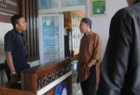 Ketua Harian Forum Masyarakat Pesawaran Bersatu (FPMB) dan IWO Indonesia mendatangi Kantor BPS Pesawaran untuk minta keterangan terkait dugaan adanya oknum pegawai BPS Pesawaran yang 'mengolah' data rekrutmen Mitra BPS 2024. Foto: Isbah Cholib, Kabar Indonesia