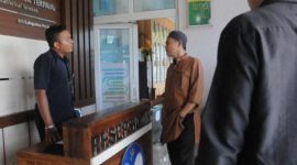 Ketua Harian Forum Masyarakat Pesawaran Bersatu (FPMB) dan IWO Indonesia mendatangi Kantor BPS Pesawaran untuk minta keterangan terkait dugaan adanya oknum pegawai BPS Pesawaran yang 'mengolah' data rekrutmen Mitra BPS 2024. Foto: Isbah Cholib, Kabar Indonesia
