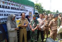 Bupati Pesisir Barat, Agus Istiqlal membuka operasi pasar murah dalam rangka pengendalian inflasi yang dilakukan Pemprov Lampung melalui Pemkab Pesibat di Kecamatan Pesisir Selatan. Foto: Joni Irawan, Kabar Indonesia