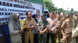 Bupati Pesisir Barat, Agus Istiqlal membuka operasi pasar murah dalam rangka pengendalian inflasi yang dilakukan Pemprov Lampung melalui Pemkab Pesibat di Kecamatan Pesisir Selatan. Foto: Joni Irawan, Kabar Indonesia