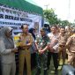 Bupati Pesisir Barat, Agus Istiqlal membuka operasi pasar murah dalam rangka pengendalian inflasi yang dilakukan Pemprov Lampung melalui Pemkab Pesibat di Kecamatan Pesisir Selatan. Foto: Joni Irawan, Kabar Indonesia
