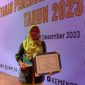 Kepala Puskesmas Tulang Bawang 1, Meliana, menerima penghargaan tematik Pemenuhan Hak Anak dari Kementerian KPPA di Gedung Auditorium Perpusnas RI. Foto: Dokumentasi Dinas KPPA Tulang Bawang.