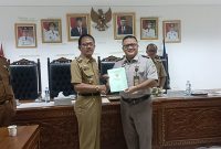 Bupati Pesisir Barat, Agus Istiqlal menerima 75 sertifikat barang milik daerah (BMD) dari Kepala Kantor Pertanahan Pesisir Barat, Nanang Setiawan pada Selasa (19/20/2023). Foto: Joni Irawan, Kabar Indonesia.