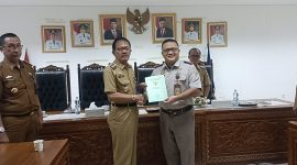 Bupati Pesisir Barat, Agus Istiqlal menerima 75 sertifikat barang milik daerah (BMD) dari Kepala Kantor Pertanahan Pesisir Barat, Nanang Setiawan pada Selasa (19/20/2023). Foto: Joni Irawan, Kabar Indonesia.