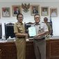 Bupati Pesisir Barat, Agus Istiqlal menerima 75 sertifikat barang milik daerah (BMD) dari Kepala Kantor Pertanahan Pesisir Barat, Nanang Setiawan pada Selasa (19/20/2023). Foto: Joni Irawan, Kabar Indonesia.