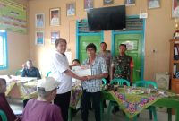 Peratin Pekon Kampung Jawa, Kecamatan Pesisir Tengah, Kabupaten Pesisir Barat, Rudiyanto menyerahkan BLT DD Tahun 2023 pada penerima manfaat. Foto: Joni Irawan, Kabar Indonesia.