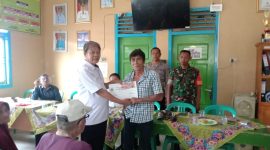 Peratin Pekon Kampung Jawa, Kecamatan Pesisir Tengah, Kabupaten Pesisir Barat, Rudiyanto menyerahkan BLT DD Tahun 2023 pada penerima manfaat. Foto: Joni Irawan, Kabar Indonesia.