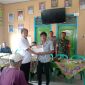 Peratin Pekon Kampung Jawa, Kecamatan Pesisir Tengah, Kabupaten Pesisir Barat, Rudiyanto menyerahkan BLT DD Tahun 2023 pada penerima manfaat. Foto: Joni Irawan, Kabar Indonesia.
