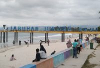 Pantai Labuhan Jukung, Krui, Pesisir Barat mulai dipadati pengunjung saat libur akhir tahun 2023. Foto: Joni Irawan, Kabar Indonesia.