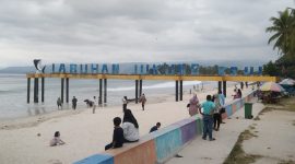Pantai Labuhan Jukung, Krui, Pesisir Barat mulai dipadati pengunjung saat libur akhir tahun 2023. Foto: Joni Irawan, Kabar Indonesia.