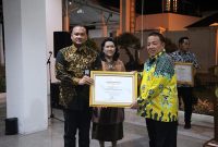 Gubernur Lampung, Arinal Djunaidi menyerahkan penghargaan Kabupaten Peduli HAM dari Kemenkumham kepada Pemkab Pesisir Barat yang diwakili oleh Kepala Bagian Hukum Christian Gultom. Foto: Diskominfotiksan Pesisir Barat