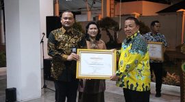 Gubernur Lampung, Arinal Djunaidi menyerahkan penghargaan Kabupaten Peduli HAM dari Kemenkumham kepada Pemkab Pesisir Barat yang diwakili oleh Kepala Bagian Hukum Christian Gultom. Foto: Diskominfotiksan Pesisir Barat