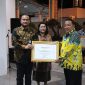Gubernur Lampung, Arinal Djunaidi menyerahkan penghargaan Kabupaten Peduli HAM dari Kemenkumham kepada Pemkab Pesisir Barat yang diwakili oleh Kepala Bagian Hukum Christian Gultom. Foto: Diskominfotiksan Pesisir Barat