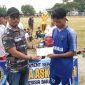 I Gusti Kadek Artawan menyerahkan hadiah pada Juara Piala Ascab PSSI U-16 Kabupaten Pesisir Barat, Armada, di Lapangan Merdeka Labuhan Jukung pada Sabtu (23/12/2023). Foto: Joni Irawan, Kabar Indonesia.