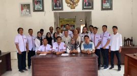 Aparatur Pekon Purajaya, Kecamatan Kebun Tebu, Kabupaten Lampung Barat dipimpin Peratin Purajaya, Samsu Kendar melakukan Deklarasi Netralitas Aparatur Pekon dalam Pemilu Tahun 2024. Foto: Kristian Agusani, Kabar Indonesia