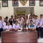 Aparatur Pekon Purajaya, Kecamatan Kebun Tebu, Kabupaten Lampung Barat dipimpin Peratin Purajaya, Samsu Kendar melakukan Deklarasi Netralitas Aparatur Pekon dalam Pemilu Tahun 2024. Foto: Kristian Agusani, Kabar Indonesia