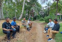 Plt. Sekab Pesibar Jon Edwar beristirahat saat meninjau lokasi yang terdampak amukan gajah di Pekon Marang, Kecamatan Pesisir Selatan, Kabupaten Pesisir Barat. Foto: Joni Irawan, Kabar Indonesia