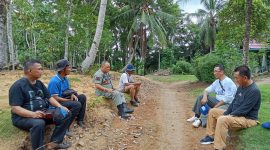 Plt. Sekab Pesibar Jon Edwar beristirahat saat meninjau lokasi yang terdampak amukan gajah di Pekon Marang, Kecamatan Pesisir Selatan, Kabupaten Pesisir Barat. Foto: Joni Irawan, Kabar Indonesia