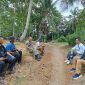 Plt. Sekab Pesibar Jon Edwar beristirahat saat meninjau lokasi yang terdampak amukan gajah di Pekon Marang, Kecamatan Pesisir Selatan, Kabupaten Pesisir Barat. Foto: Joni Irawan, Kabar Indonesia