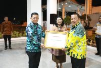 Pj Bupati Tulang Bawang Barat M. Firsada menerima Penghargaan Kabupaten Peduli HAM dari Kemenkumham RI. Foto: Dokumentasi Kominfo Tuba Barat