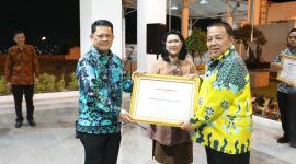 Pj Bupati Tulang Bawang Barat M. Firsada menerima Penghargaan Kabupaten Peduli HAM dari Kemenkumham RI. Foto: Dokumentasi Kominfo Tuba Barat