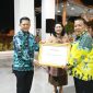 Pj Bupati Tulang Bawang Barat M. Firsada menerima Penghargaan Kabupaten Peduli HAM dari Kemenkumham RI. Foto: Dokumentasi Kominfo Tuba Barat