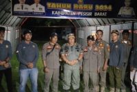 Kasatpol PP dan Damkar Kabupaten  Pesisir Barat Cahyadi Moeis memimpin langsung patroli ke objek-objek wisata yang ada di Krui. Foto: Joni Irawan, Kabar Indonesia.