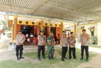 Kapolres Pesisir Barat Alsyahendra meninjau kondisi lapangan untuk memastikan perayaan Natal Tahun 2023 di Pesisir Barat berlangsung aman. Foto: Joni Irawan, Kabar Indonesia.
