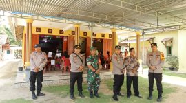 Kapolres Pesisir Barat Alsyahendra meninjau kondisi lapangan untuk memastikan perayaan Natal Tahun 2023 di Pesisir Barat berlangsung aman. Foto: Joni Irawan, Kabar Indonesia.
