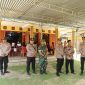 Kapolres Pesisir Barat Alsyahendra meninjau kondisi lapangan untuk memastikan perayaan Natal Tahun 2023 di Pesisir Barat berlangsung aman. Foto: Joni Irawan, Kabar Indonesia.