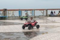 Pagar Pembatas antara Flaza bermain anak dan laut di Pantai Labuhan Jukung dalam kondisi rusak. Foto diambil pada Selasa (27/12/2023). Foto: Joni Irawan, Kabar Indonesia.