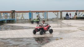 Pagar Pembatas antara Flaza bermain anak dan laut di Pantai Labuhan Jukung dalam kondisi rusak. Foto diambil pada Selasa (27/12/2023). Foto: Joni Irawan, Kabar Indonesia.
