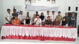 Aparatur Pekon Muara Baru, Kecamatan Kebun Tebu, Kabupaten Lampung Barat melakukan deklarasi netralitas dalam Pemilu 2024. Foto: Kristian Agusani, Kabar Indonesia.