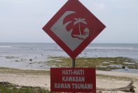 Papan peringatan 'Rawan Tsunami' tak bertuan buat warga Kabupaten Pesisir Barat bingung. Foto: Joni Irawan, Kabar Indonesia.