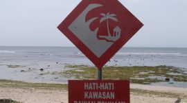 Papan peringatan 'Rawan Tsunami' tak bertuan buat warga Kabupaten Pesisir Barat bingung. Foto: Joni Irawan, Kabar Indonesia.