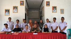 Pj Peratin Pekon Cipta Mulya, Dedi Gunawan bersama aparat Pekon Cipta Mulya bersama-sama membacakan ikrar netralitas dalam Pemilu 2024 pada Rabu (23/12/2023) yang berlangsung di Balai Pekon Cipta Mulya. Foto; Kristian Agus Sani, Kabar Indonesia.