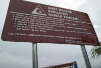 Papan peringatan 'rawan tsunami' yang dipasang oleh Badan Penanggulangan Bencana Daerah (BPBD) Provinsi Lampung. Pada pojok kanan bawah papan peringatan, tertera tulisan BPBD Provinsi Lampung. Foto: Joni Irawan, Kabar Indonesia.