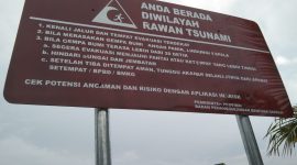Papan peringatan 'rawan tsunami' yang dipasang oleh Badan Penanggulangan Bencana Daerah (BPBD) Provinsi Lampung. Pada pojok kanan bawah papan peringatan, tertera tulisan BPBD Provinsi Lampung. Foto: Joni Irawan, Kabar Indonesia.