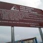 Papan peringatan 'rawan tsunami' yang dipasang oleh Badan Penanggulangan Bencana Daerah (BPBD) Provinsi Lampung. Pada pojok kanan bawah papan peringatan, tertera tulisan BPBD Provinsi Lampung. Foto: Joni Irawan, Kabar Indonesia.