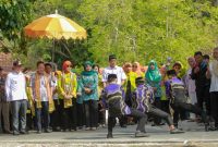 Pj Bupati Tulang Bawang Qudrotul Ikhwan dan rombongan disambut oleh seniman silat Kecamatan Pulau Pisang pada Rabu (27/12/2023). Foto: Diskominfo Tulang Bawang