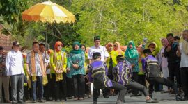 Pj Bupati Tulang Bawang Qudrotul Ikhwan dan rombongan disambut oleh seniman silat Kecamatan Pulau Pisang pada Rabu (27/12/2023). Foto: Diskominfo Tulang Bawang