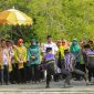 Pj Bupati Tulang Bawang Qudrotul Ikhwan dan rombongan disambut oleh seniman silat Kecamatan Pulau Pisang pada Rabu (27/12/2023). Foto: Diskominfo Tulang Bawang