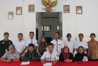 Pj Peratin Sinar Luas dan jajaran Aparatur Pekon Sinar Luas melakukan ikrar netralitas dalam Pemilu 2024 pada Rabu (27/12/2023). Foto: M. Latip, Kabar Indonesia.