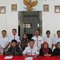 Pj Peratin Sinar Luas dan jajaran Aparatur Pekon Sinar Luas melakukan ikrar netralitas dalam Pemilu 2024 pada Rabu (27/12/2023). Foto: M. Latip, Kabar Indonesia.