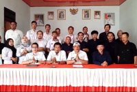 Peratin Purawiwitan, Karyanto dan seluruh aparat Pekon Purawiwitan melakukan ikrar netralitas dalam Pemilu 2024 yang dilakukan di Balai Pekon Purawiwitan pada Rabu (27/12/2023). Foto; M. Latip, Kabar Indonesia.