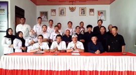 Peratin Purawiwitan, Karyanto dan seluruh aparat Pekon Purawiwitan melakukan ikrar netralitas dalam Pemilu 2024 yang dilakukan di Balai Pekon Purawiwitan pada Rabu (27/12/2023). Foto; M. Latip, Kabar Indonesia.