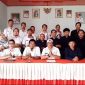 Peratin Purawiwitan, Karyanto dan seluruh aparat Pekon Purawiwitan melakukan ikrar netralitas dalam Pemilu 2024 yang dilakukan di Balai Pekon Purawiwitan pada Rabu (27/12/2023). Foto; M. Latip, Kabar Indonesia.